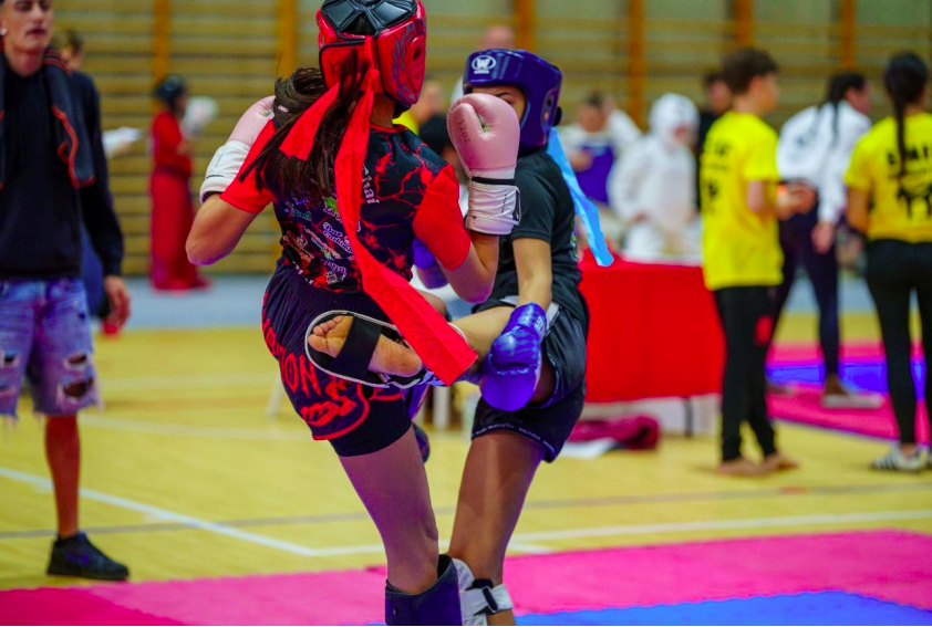 dos-chicas-peleando-en-tatami